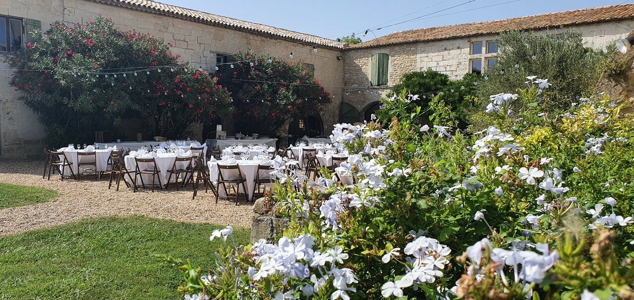 Réception en plein air avec tables dressées