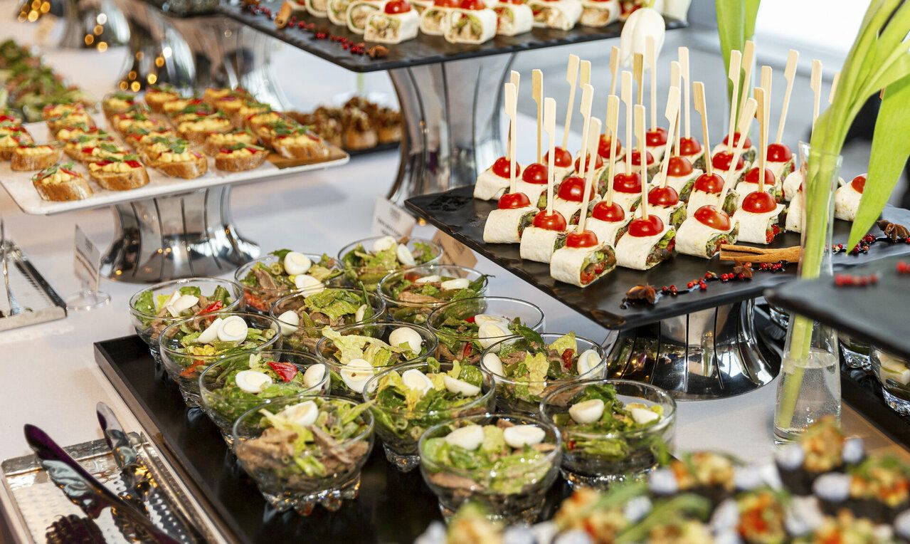 Buffet de canapés pour une réception professionnelle