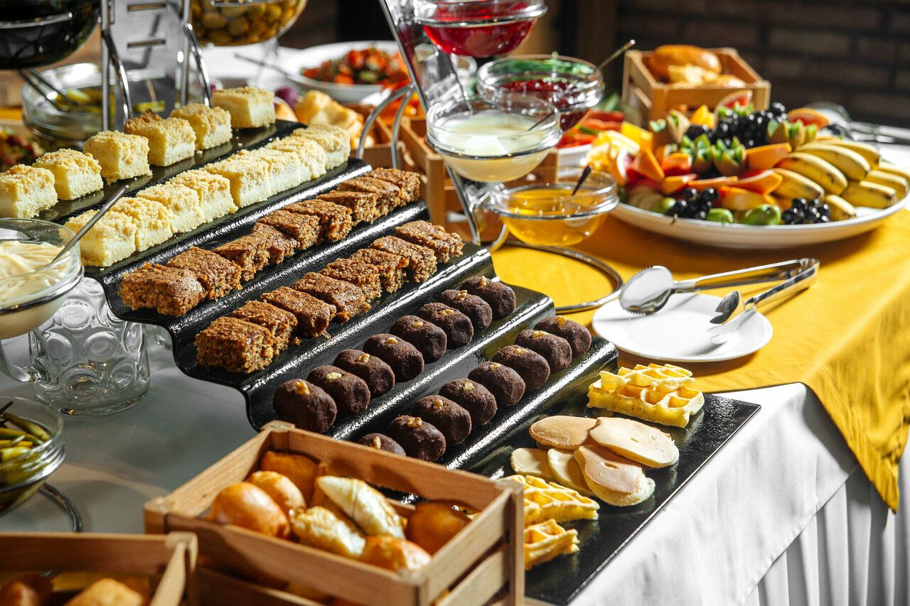 Buffet de traiteur avec plats et desserts