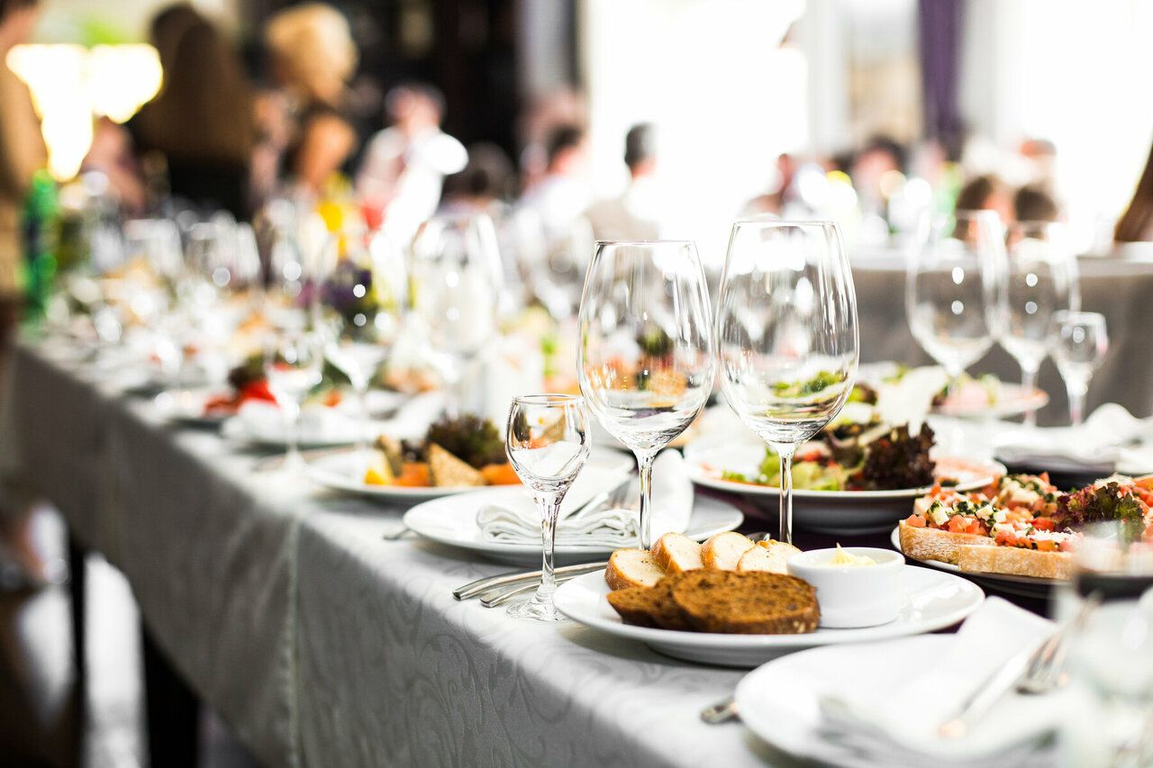 Table de mariage dressée, verres et fleurs pour une réception
