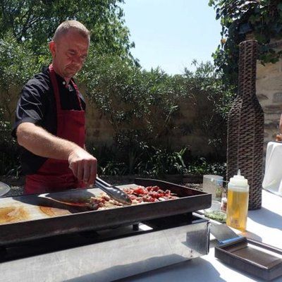 Cuisinier à la plancha lors d’une réception Saveurs Camargue
